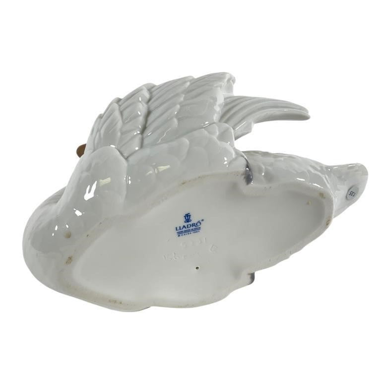 Lladro Swan With Wings Spread 5231 Porcelain Figurine