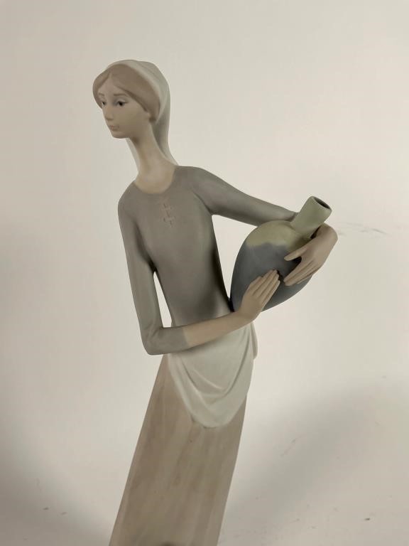 RETIRED: 1985 GIRL W/JUGS LLADRO
