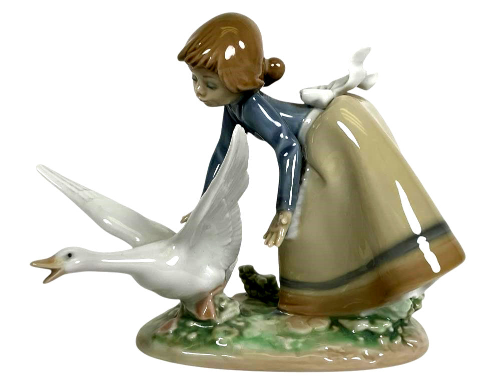 LLADRO WILD GOOSE CHASE 1989-97 PORCELAIN FIGURINE  5553G
