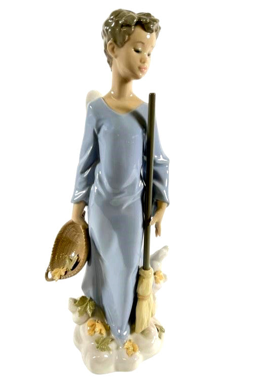 Lladro Fall Angel Sweeping Leaves Collectible Figurine 06147 Retired