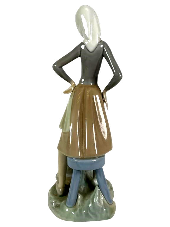 LLADRO GIRL WITH MILK PAIL 1970-91 PORCELAIN FIGURINE  4682G