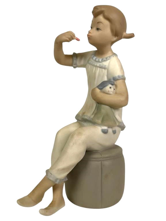 LLADRO GIRL WITH DOLL 1969-85 PORCELAIN